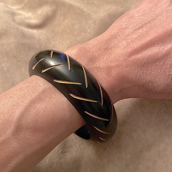 ✅African Vintage Chunky Black Wooden Carved Bangle Bracelet. - Picture 1 of 3
